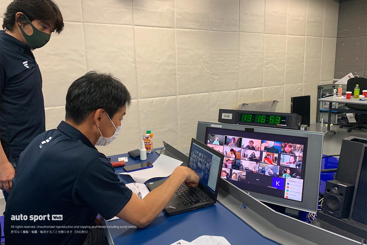 ZOOMでドライバーたちとコミュニケーションをとる飯田章レースディレクター