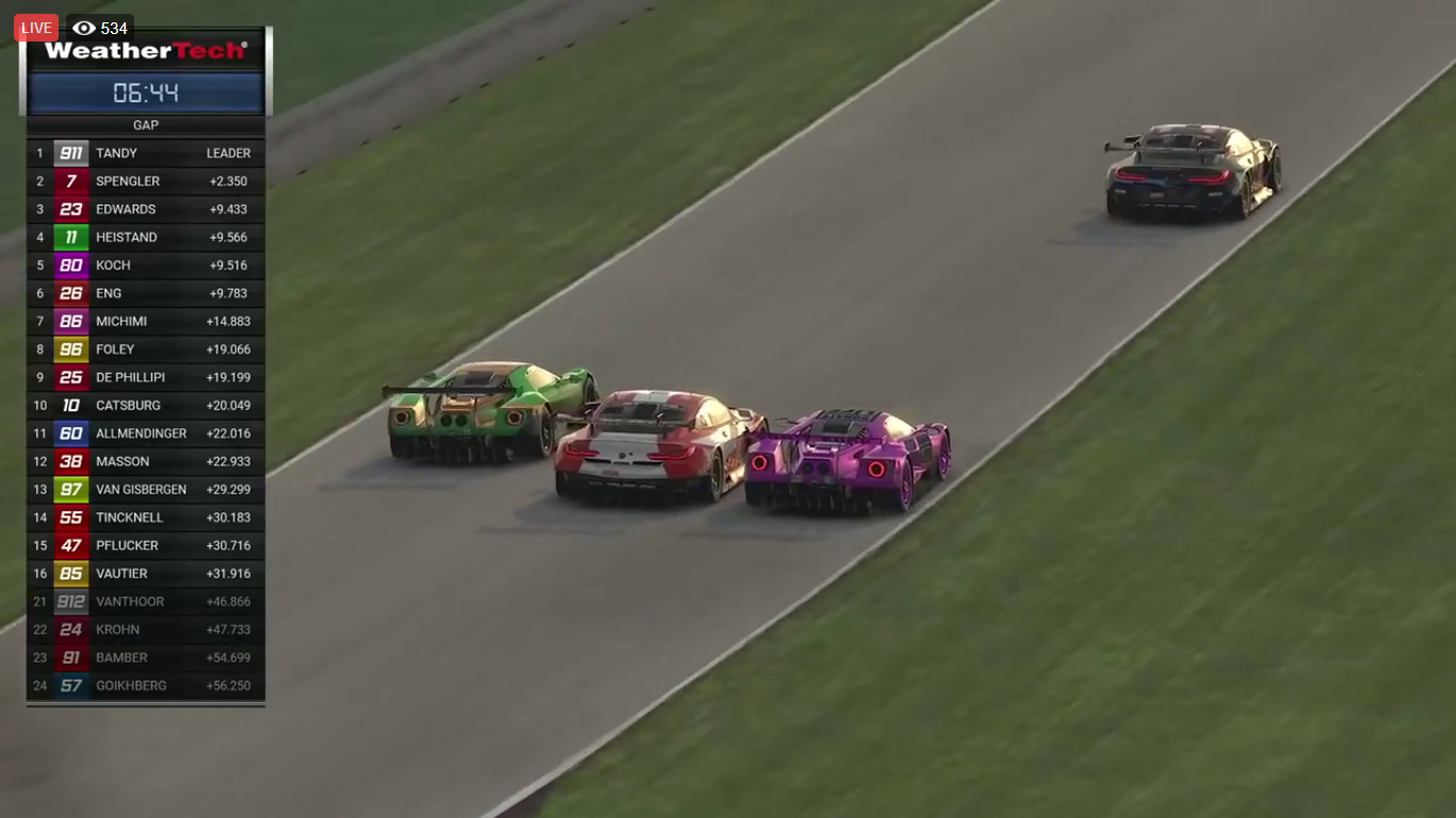 レース終盤の3番手争い。この内の3台がスピンやクラッシュを喫し、生き残ったジョン・エドワーズが3位でフィニッシュした。