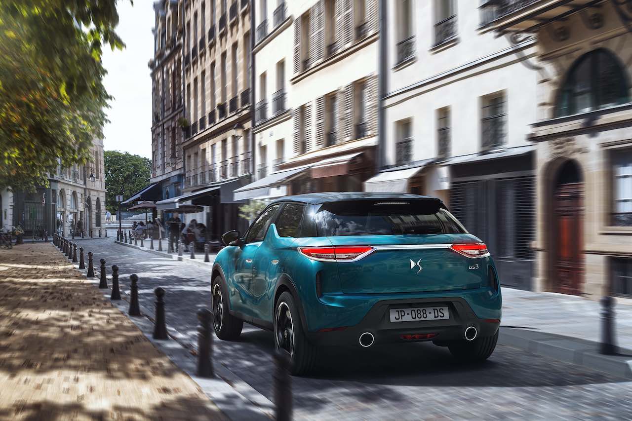 人気オプションのバイトーンルーフは、従来のノアール・オニキス（ブラック）からノアール・ペルラ・ネラ（パールブラック）に変更された