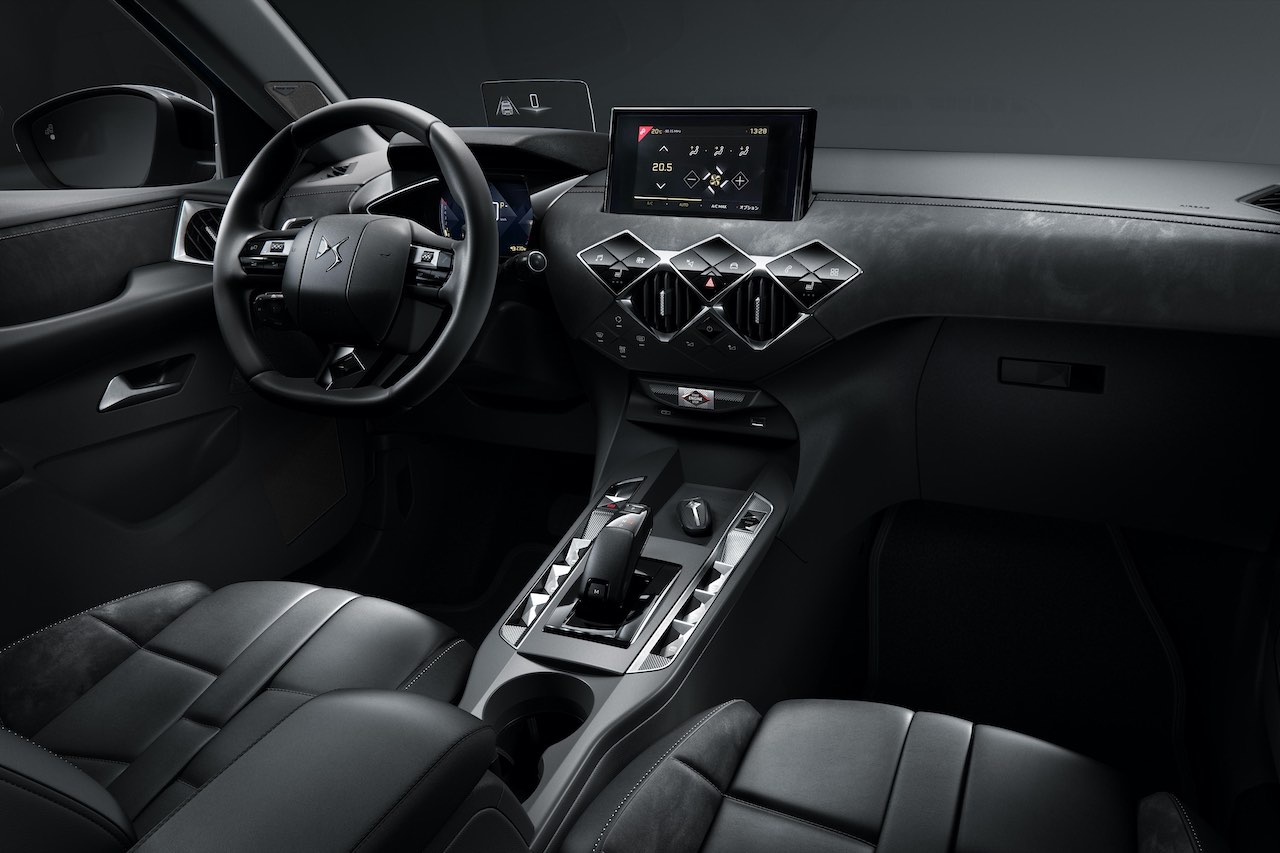 パティーヌ（ムラ染）に仕上げたアートフィニッシュレザー張りのダッシュボードとドアトリムには、伝統技法のパールトップステッチが施される