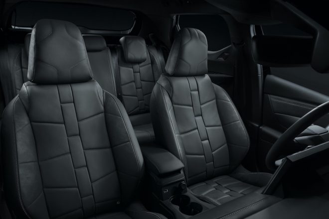 DS特有のウォッチストラップデザインが施されたナッパレザーシート(運転席電動調整)を装備