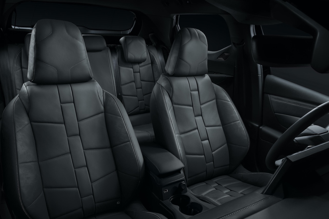 DS特有のウォッチストラップデザインが施されたナッパレザーシート（運転席電動調整）を装備