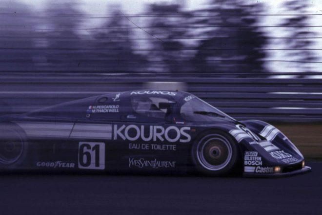 1986年ニュルブルクリンクでのザウバーC8。イブサンローランのブランド『クーロス』ｈがスポンサーに。