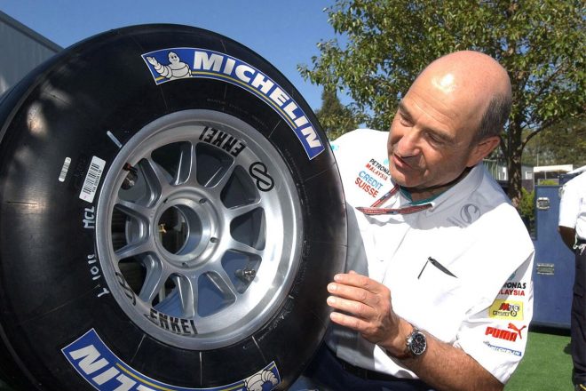 2005年、ミシュランタイヤを見るペーター・ザウバー