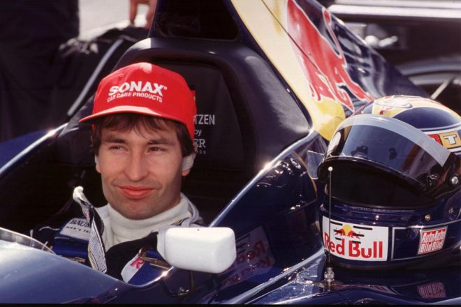 1995年はレッドブルがスポンサーに。コクピットに収まるハインツ-ハラルド・フレンツェン