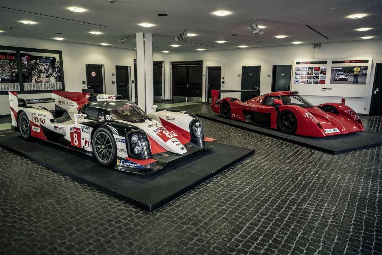 TGR-Eのエントランスに展示されているトヨタTS030ハイブリッドとGT-Oneのロードカー仕様
