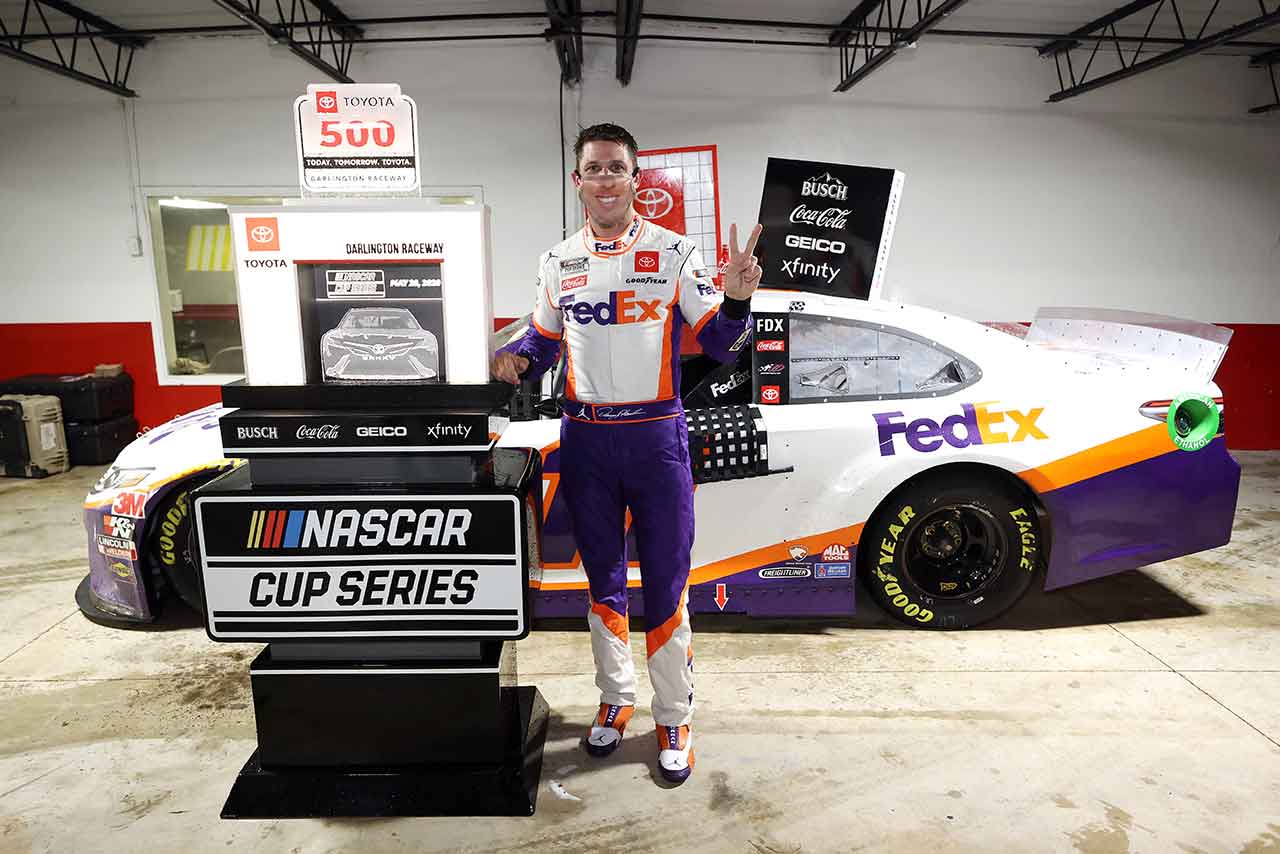 ダーリントン戦を制したデニー・ハムリン（トヨタ・カムリ）