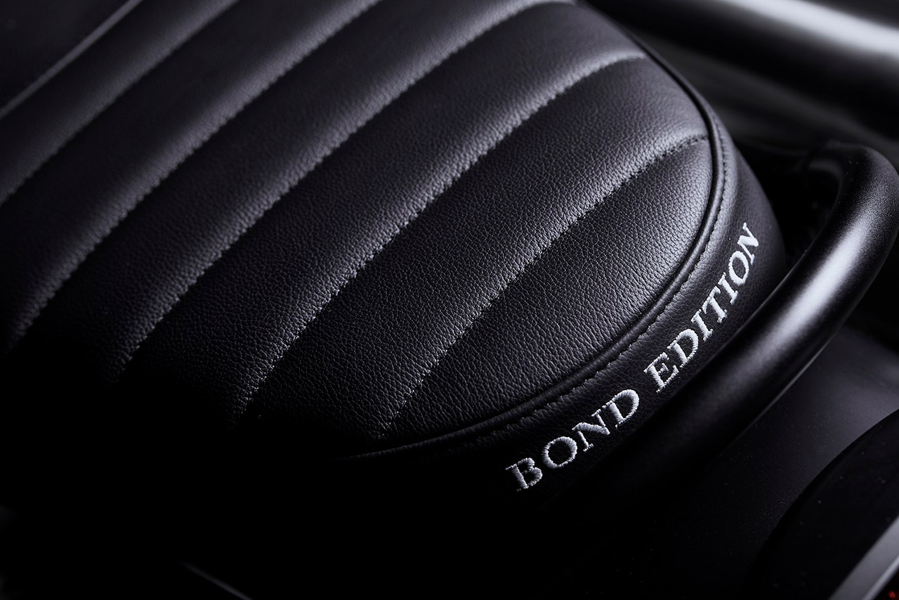 ロゴ刺繍入りの高級本革シート