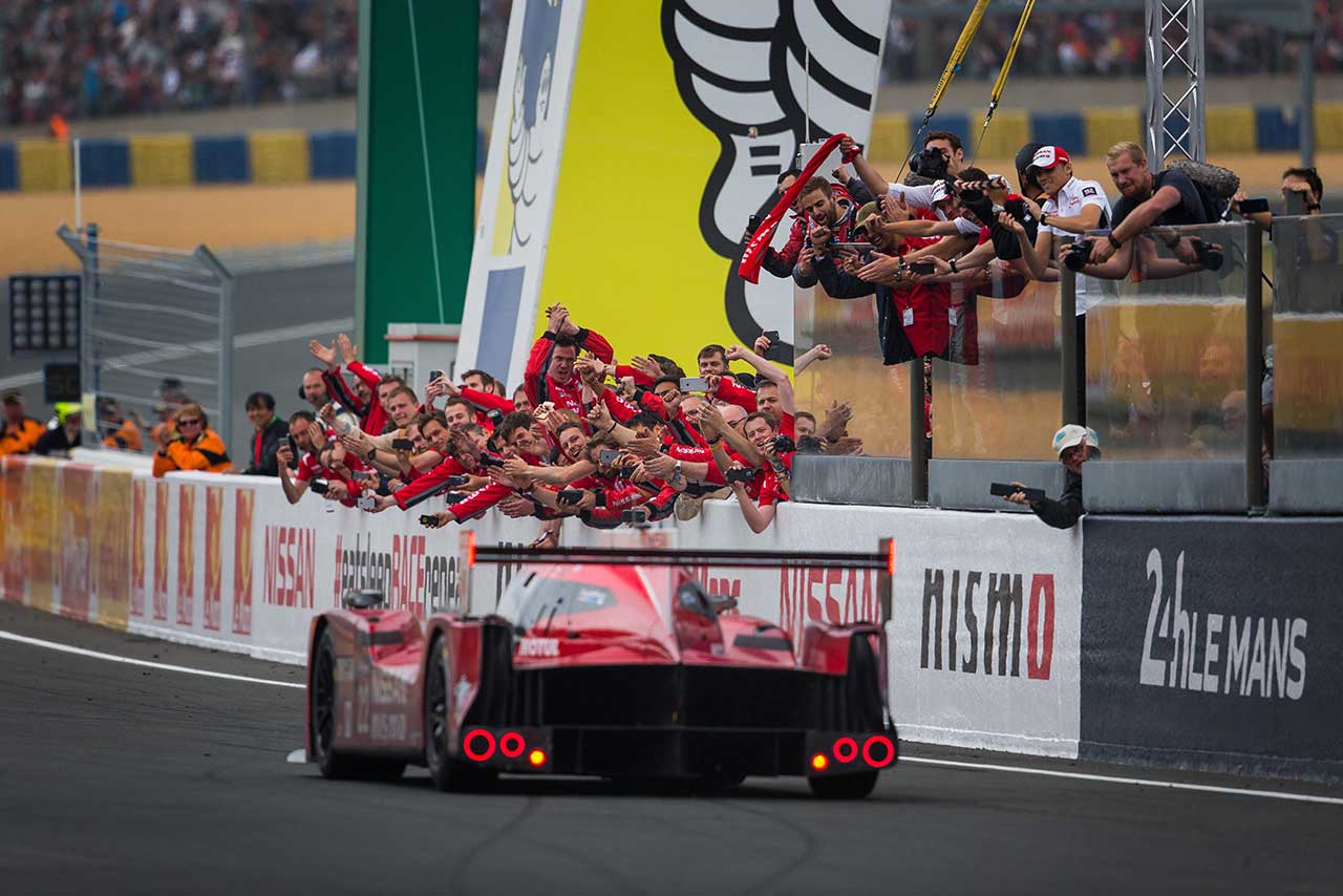 2015年ル・マン24時間レースでチェッカーを受けた22号車ニッサンGT-R LMニスモ