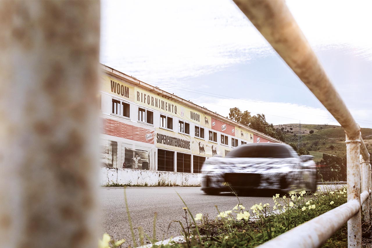 シチリアのタルガ・フローリオの舞台を走るマセラティMC20