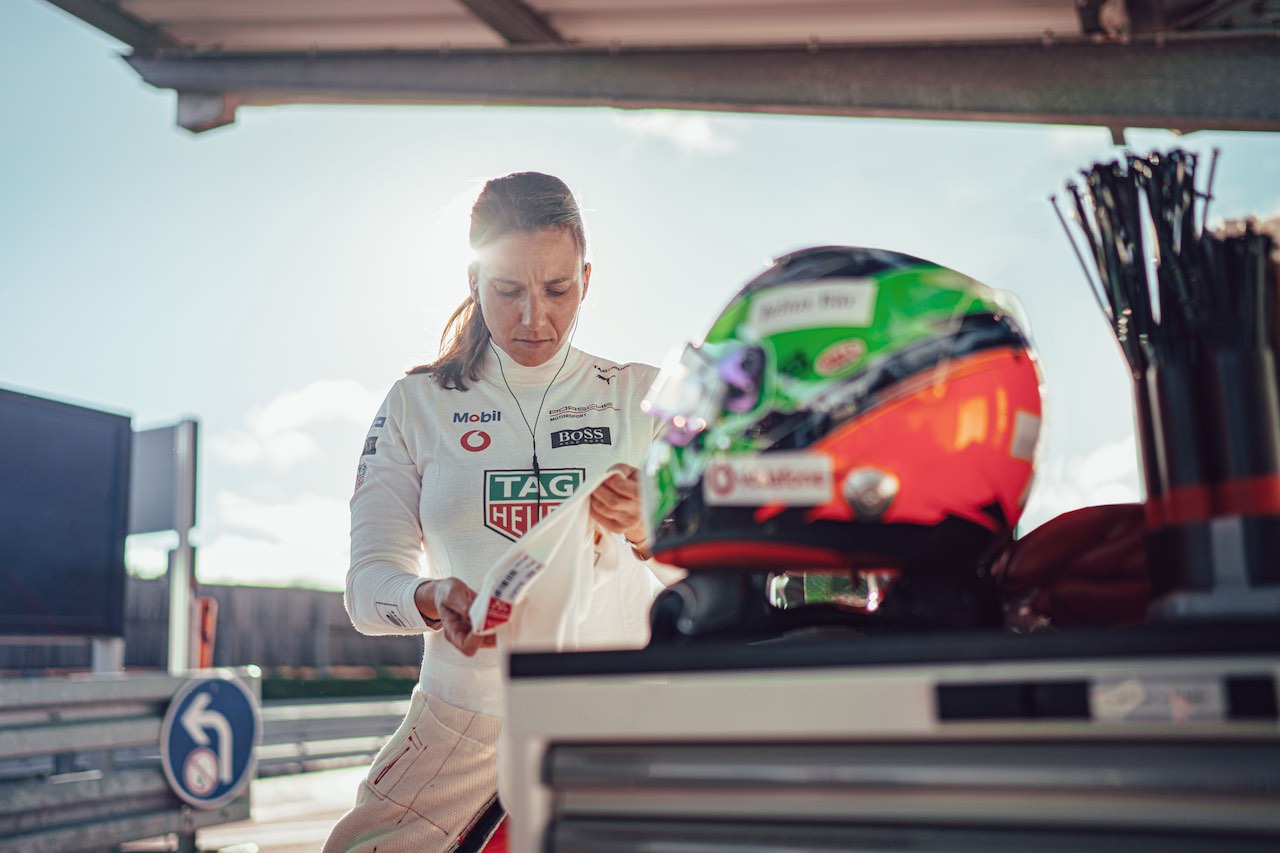 現在は、女性初のポルシェ・ファクトリー契約ドライバーとなり、フォーミュラEの開発ドライバーも務めるシモーナ