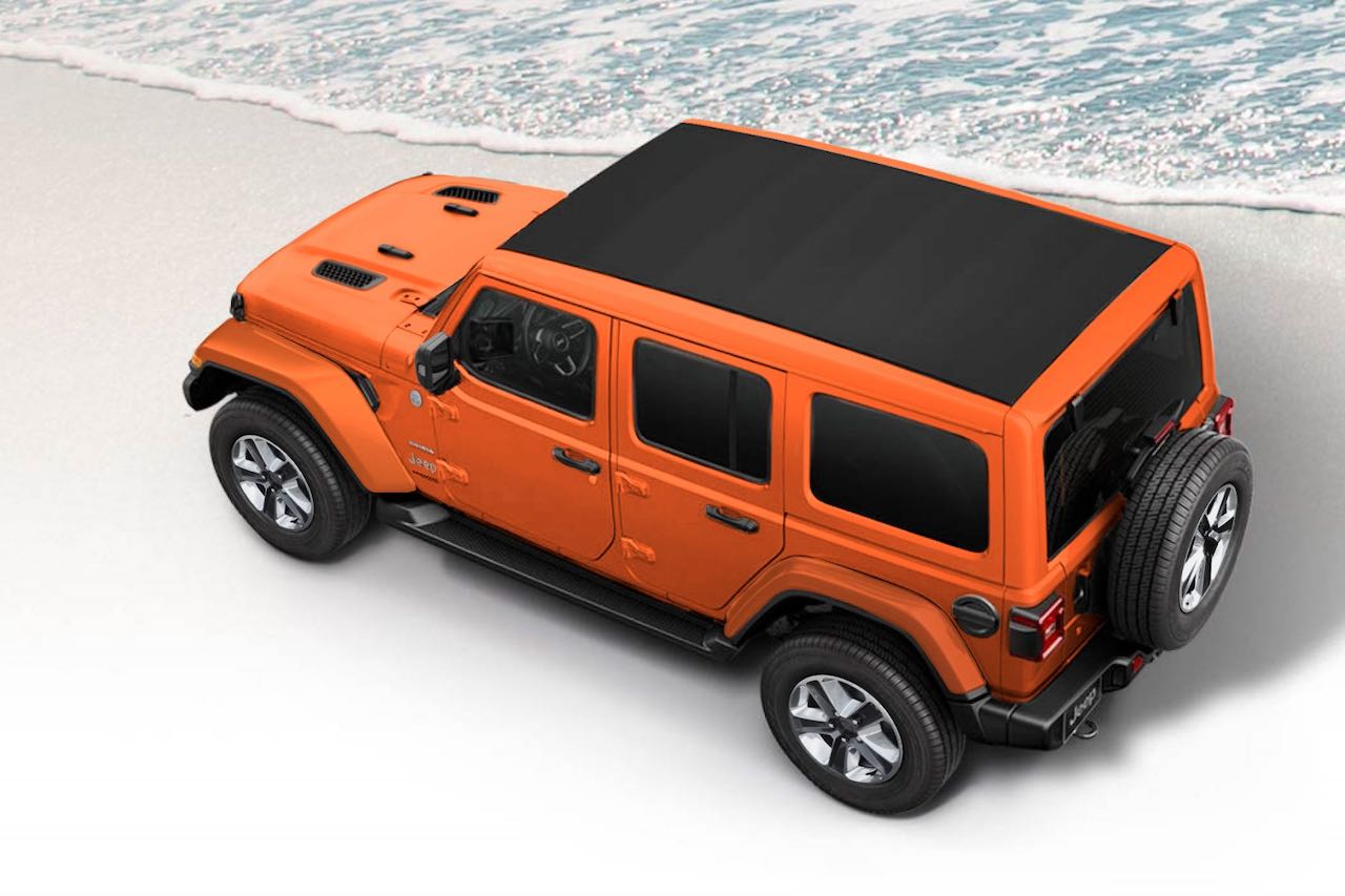 ボディカラーは現行JL型ラングラー初採用となるサージグリーン（限定150台）を筆頭に、パンプキンメタリックC／C（同100台）とブラックC／C（同50台）の3色が設定される