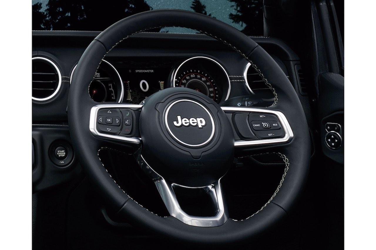 8.4インチタッチパネルモニター付のUconnectオーディオナビゲーションシステムにヒーテッドステアリングホイールなど、充実の機能装備を採用する