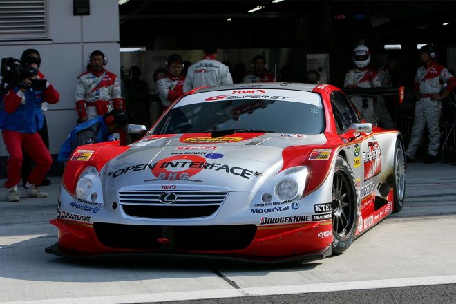 2006年に脇阪寿一／アンドレ・ロッテラーがチャンピオンを獲得したOPEN INTERFACE TOM'S SC430