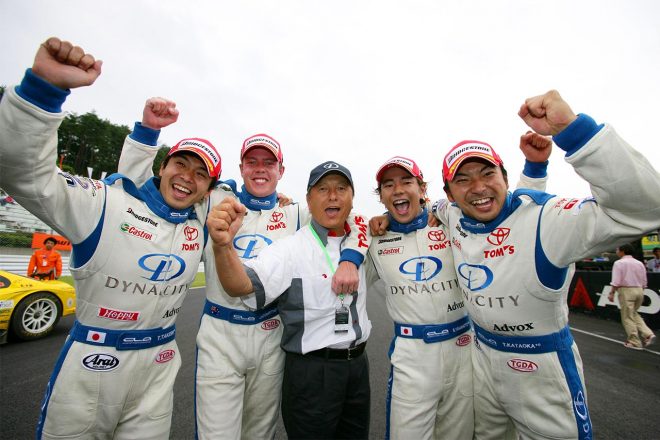 2005年第4戦SUGO　片岡龍也／山本左近組37号車が優勝、土屋武士／ジェームス・コートニー組が3位に入った。