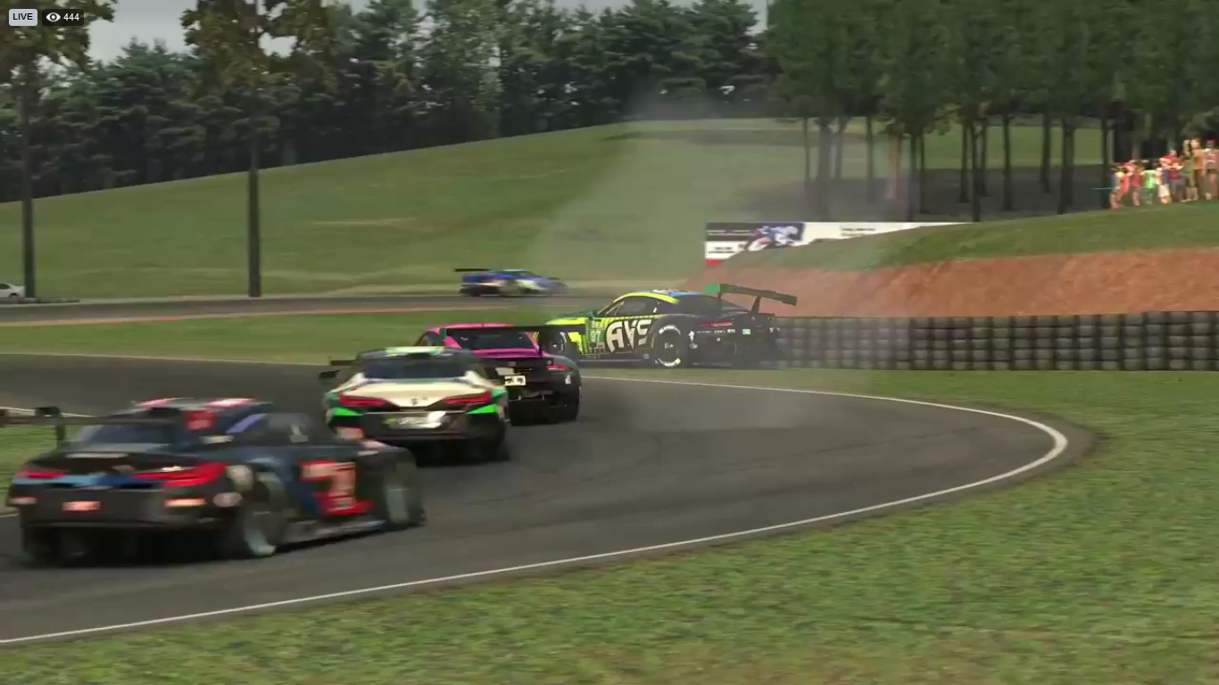 単独スピンでウォールにヒットしたことでリヤウイングが曲がったシェーン・ヴァン・ギスバーゲンのポルシェ911 RSR