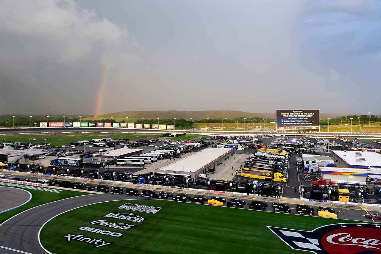 NASCAR“アルスコ・ユニフォーム500”はステージ1中に降雨に襲われ、レースは一時中断された