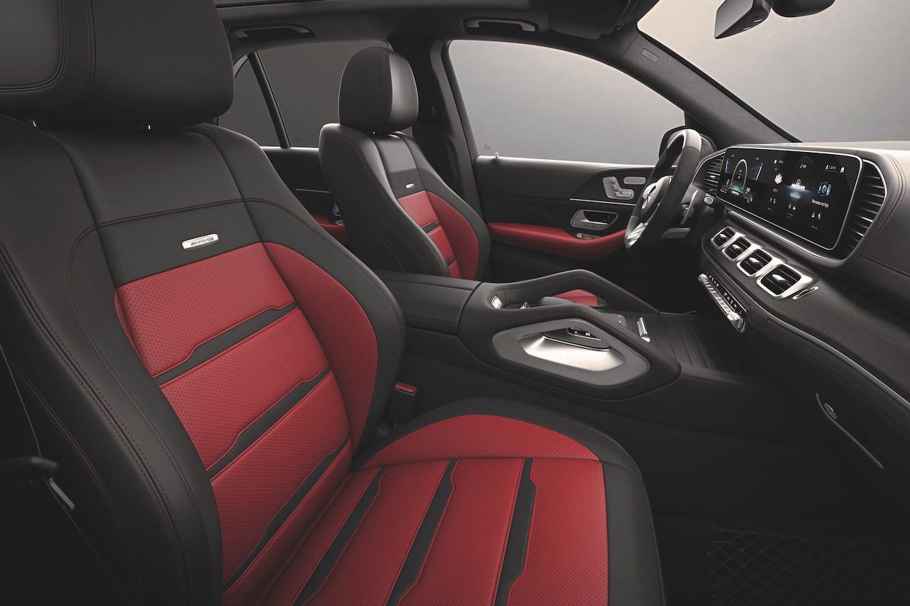 縦にルーバーが入ったAMG専用ラジエターグリルのほか、AMGスポーツシート、AMGパフォーマンスステアリング等、最新の専用装備を備える