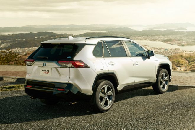 トヨタRAV4 PHV G（エクステリア：リヤ、カラー：ホワイトパールクリスタルシャイン）