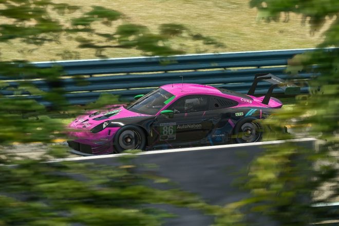 最終戦を12位で終え、ランキング3位となった道見真也のポルシェ911 RSR