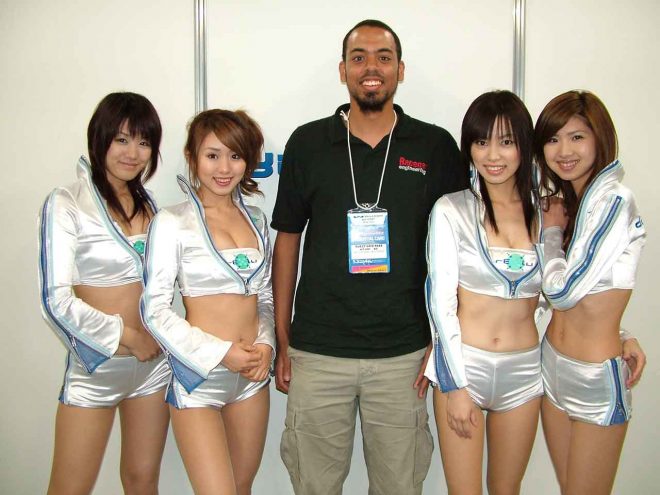 レースクイーンとの記念撮影に臨んだサム・コリンズ