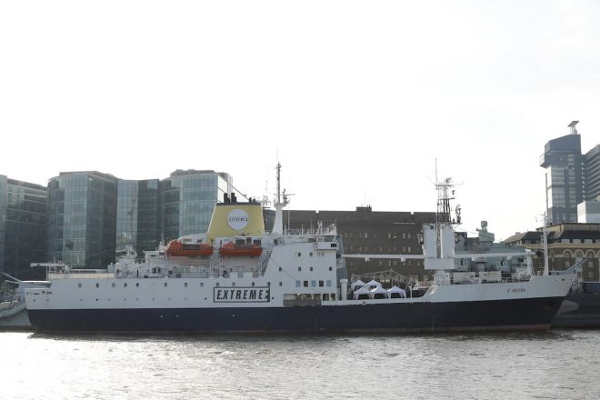 シリーズの“フローティング・パドック”として使用される元貨客船の『RMS St Helena』号