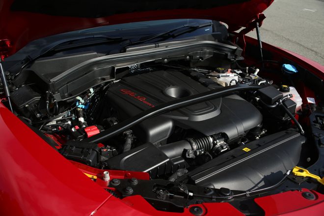 ステルヴィオには、ガソリンとディーゼルが用意されている。アルファロメオ Q4 電子制御式4輪駆動システムを採用。トランスミッションは全車8速AT。