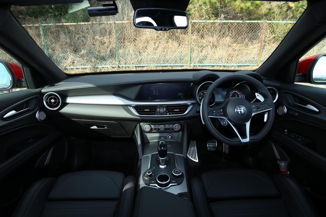 外観同様、インパネまわりのデザインも主張が強め。シフトレバーの近くには走行モードのセレクターやインフォテインメントシステムの操作スイッチをレイアウト。