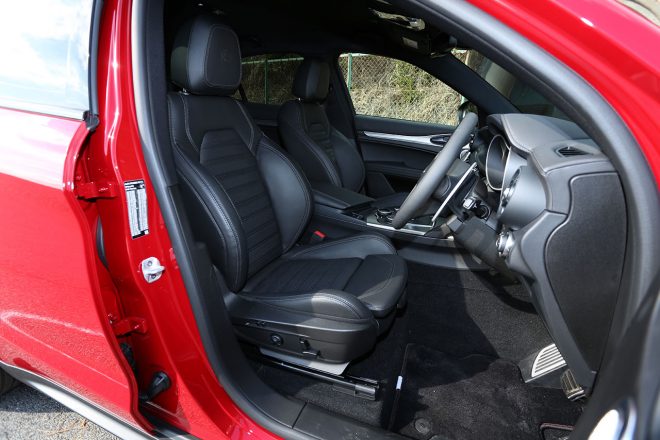 フロントシートは本革仕立て。6ウェイの電動調節機構とシートヒーターを装備する。シリーズ全体のシートカラーはチョコレートやベージュ、レッドなど6仕様を用意。