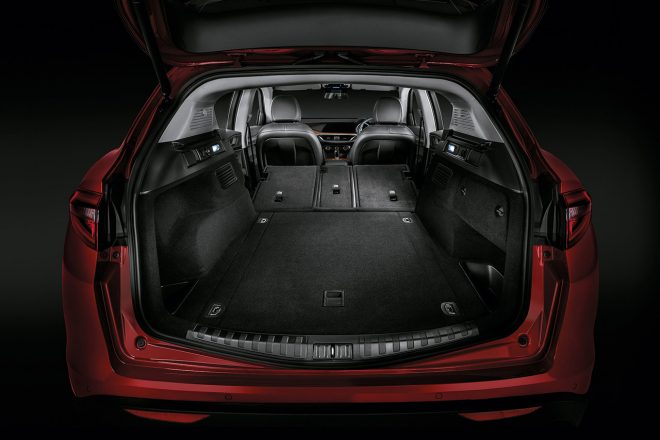 ラゲッジルームの容量は通常時で525リッターを確保。4対2対4分割式の後席を倒すと、1600リッターまで広がる。