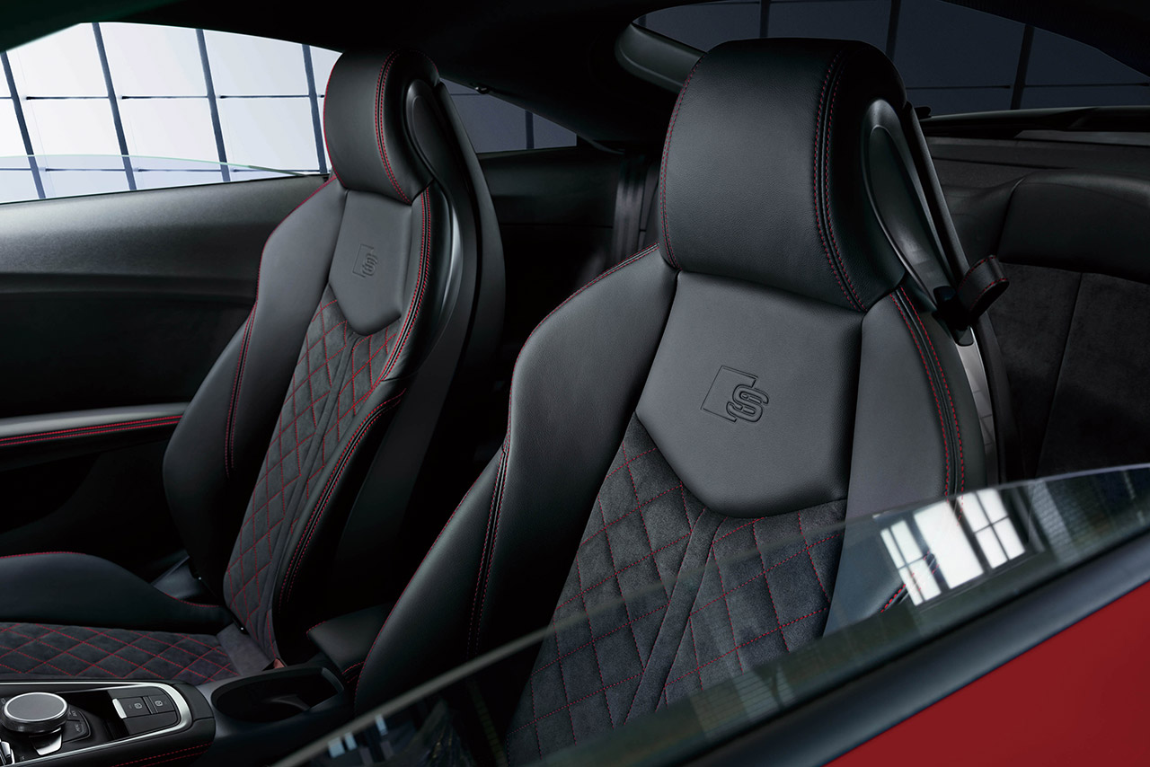 コントラストステッチが配されたSスポーツシート