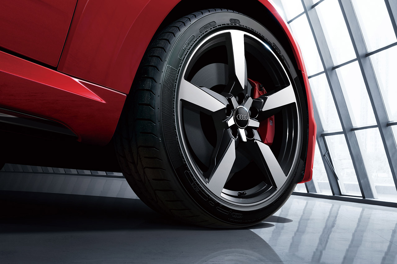 Audi Sport製19インチアルミホイールとレッドブレーキキャリパー