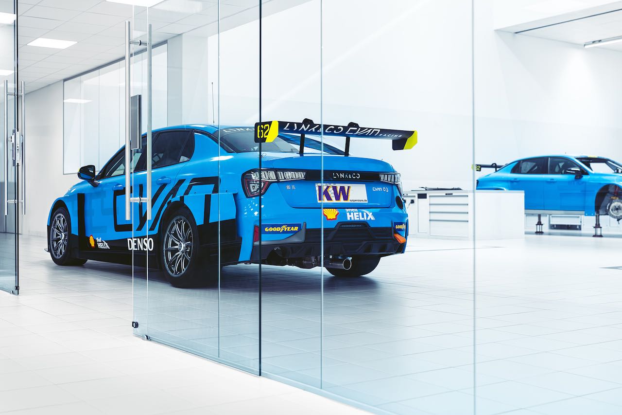 “シアンブルー”を基調に、イエローをアクセントに採用。加えて、アンダーボディのサイドシル部からリヤバンパー部にかけてネイビーのラインが追加された