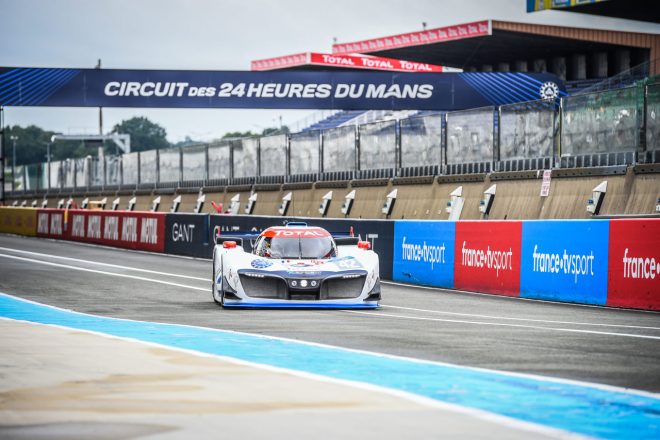 水素燃料電池車（FCV）は搭載した水素と空気中の酸素を使ってフューエルセルで電気を作り出し、モーターで動力を得る。排出するのは水のみ。