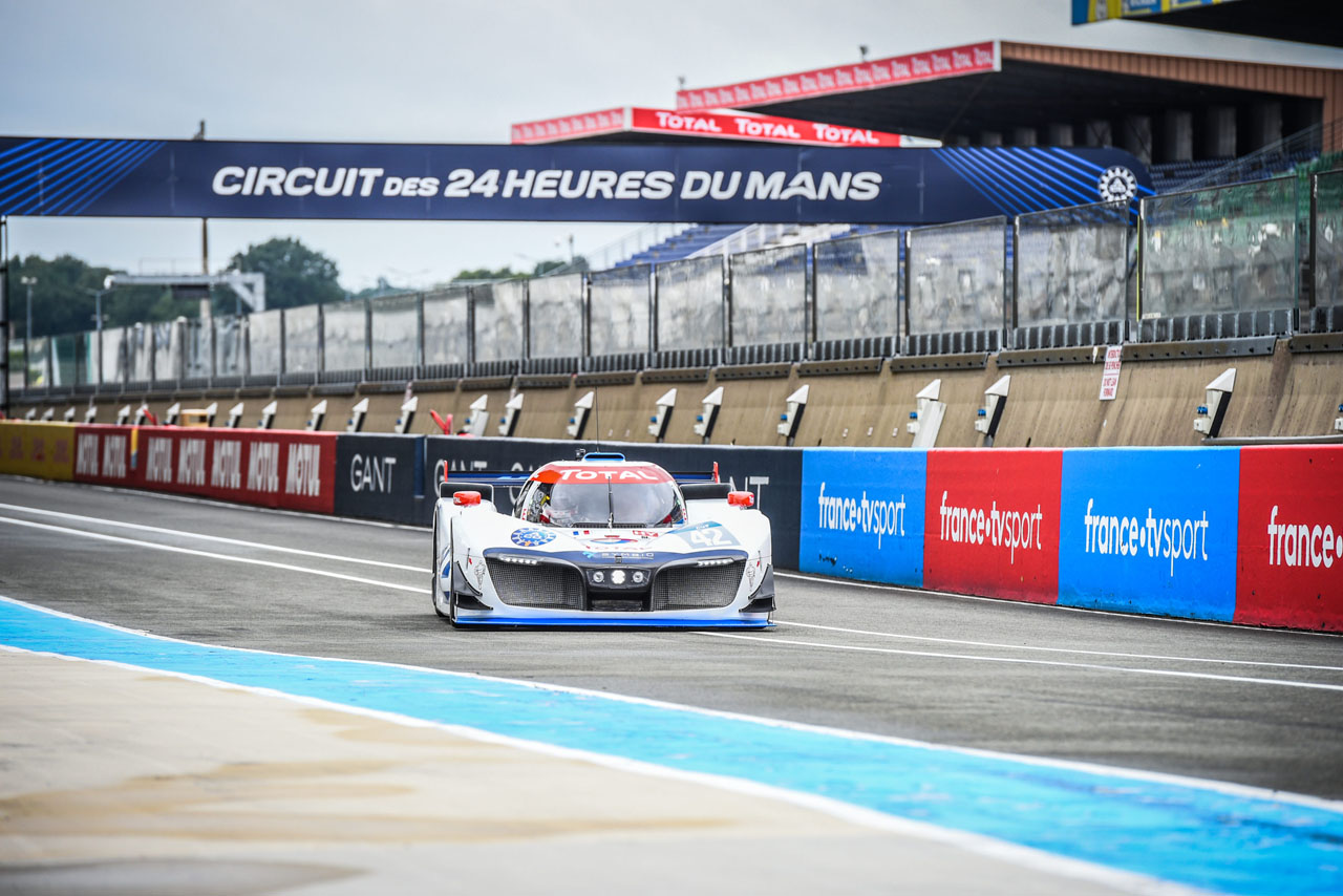 水素燃料電池車（FCV）は搭載した水素と空気中の酸素を使ってフューエルセルで電気を作り出し、モーターで動力を得る。排出するのは水のみ。