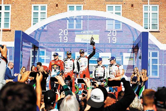 サービスパーク内で行われる表彰式の様子