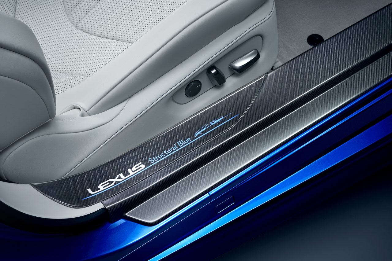 レクサスLC500 コンバーチブル特別仕様車“ストラクチュラルブルー”（CFRP製専用スカッフプレート）