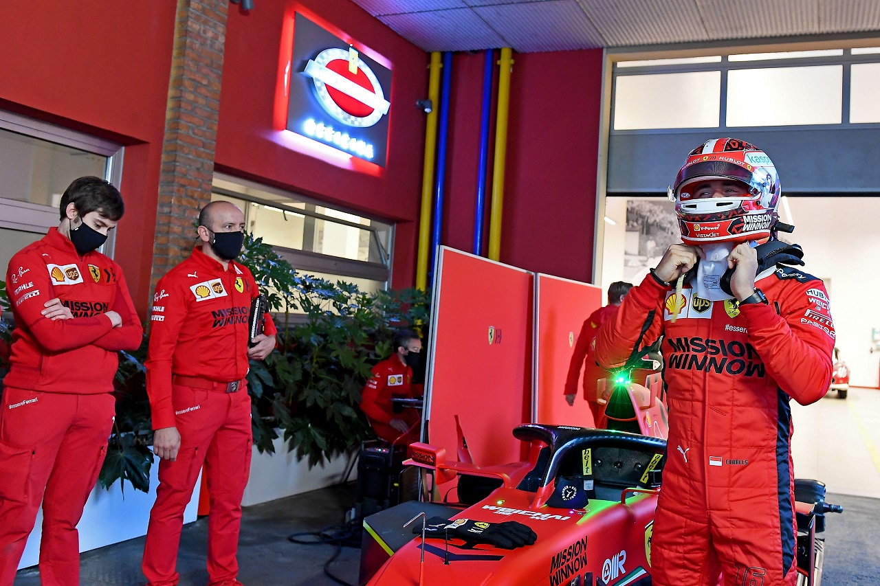 シャルル・ルクレールがマラネロの街をフェラーリSF1000で走行