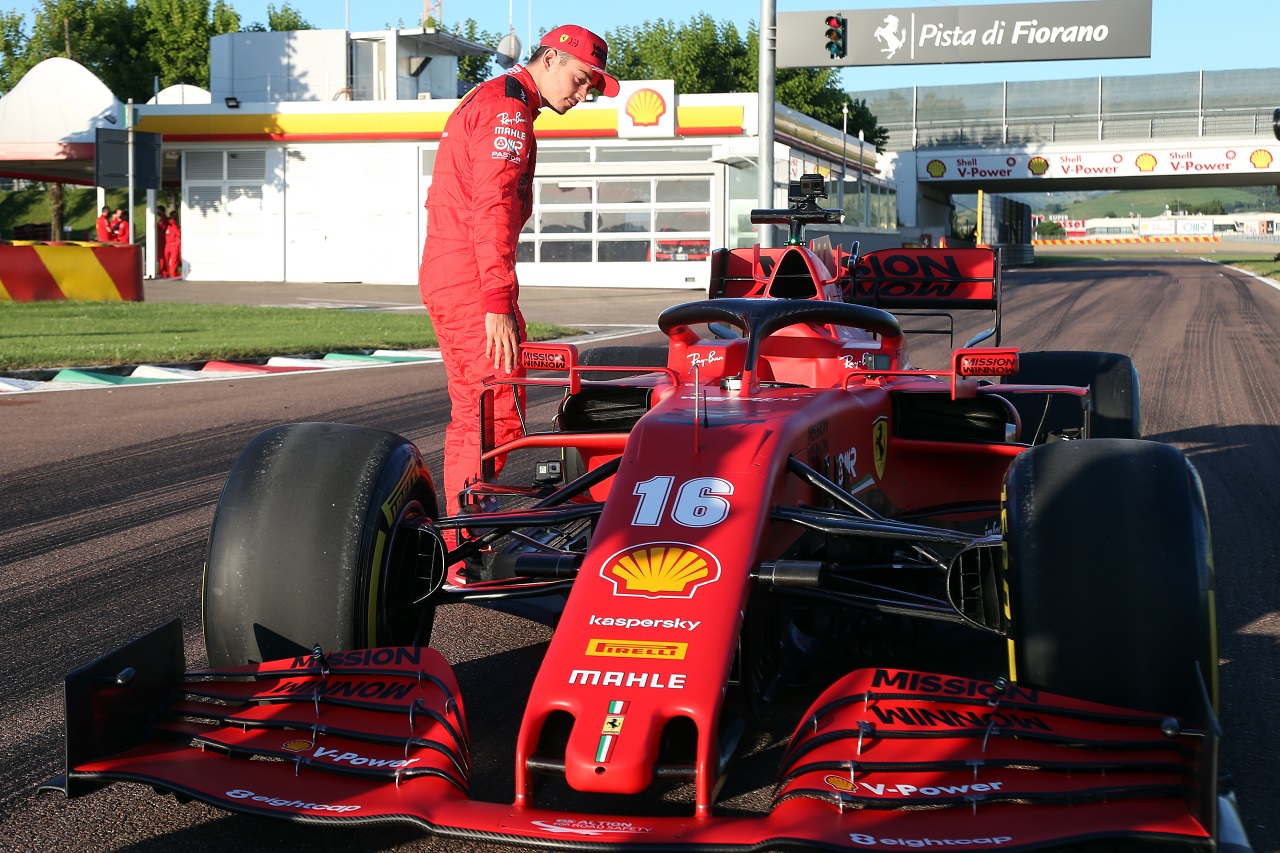 シャルル・ルクレールがマラネロの街をフェラーリSF1000で走行