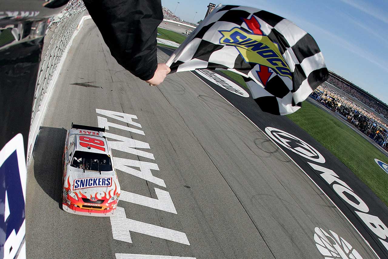 2008年NASCARスプリント・カップ第4戦“コバルトツール500”のチェッカーを受けるカイル・ブッシュ