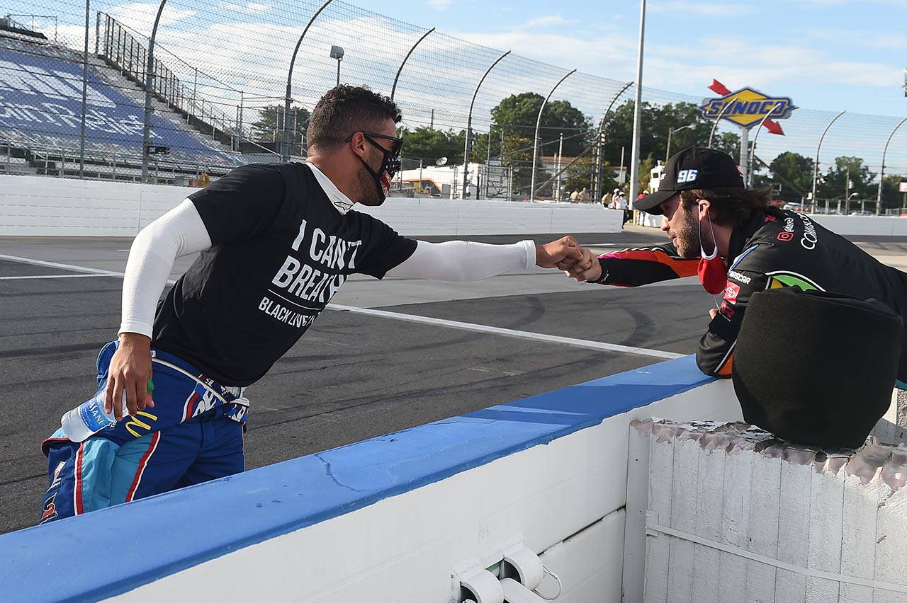 ババ・ウォレスと拳をかわすダニエル・スアレス