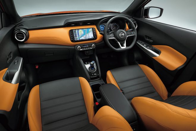 『X ツートーンインテリアエディション』。ダッシュボードやシートにオレンジを差し込んだコーディネイト。センターにはインパネと一体感のある9インチのナビが置かれている。丸を基調としたエアコンの吹き出し口は、JUKEの名残り。