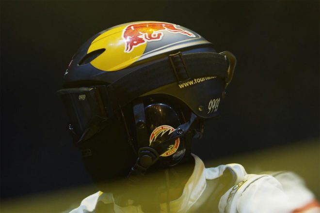 クルーのヘルメットカラー（画像は動画キャプチャ）