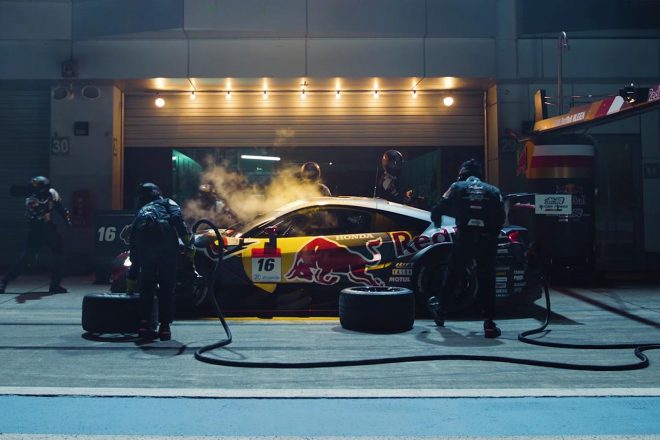TEAM RedBull MUGENのマシンカラーリング。ピット内やクルーのウェアも“本番仕様”だ。（画像は動画キャプチャ）