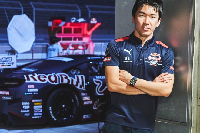 TEAM Red Bull MUGENオフィシャルウェアを着込む笹原右京