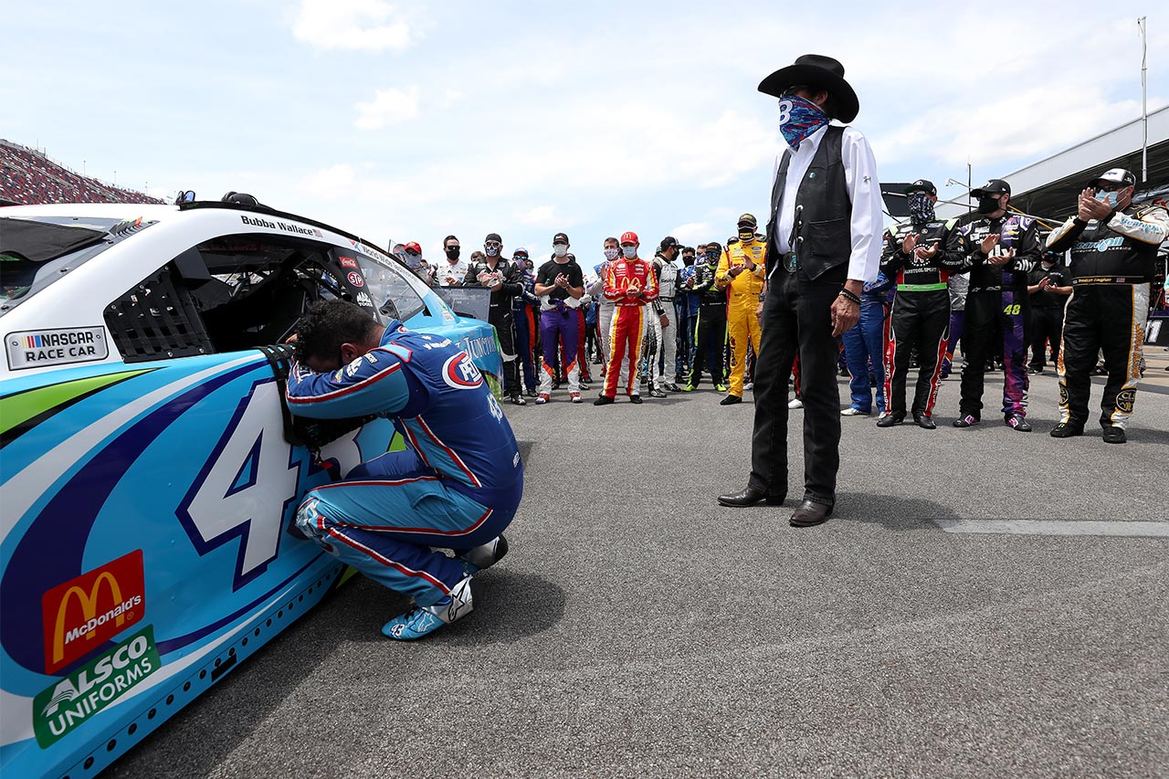 マシンにもたれかかり涙をみせるババ・ウォレスとドライバーたち、リチャード・ペティ