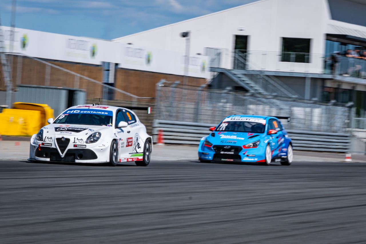 レースラップごとに改善を見せたジェイコブ・マティアセン（アルファロメオ・ジュリエッタTCR／Insight Racing）や、マーティン・アンダーセン（ヒュンダイi30 N TCR／Andersen Motorsport）らも常に表彰台に絡む好走を見せた