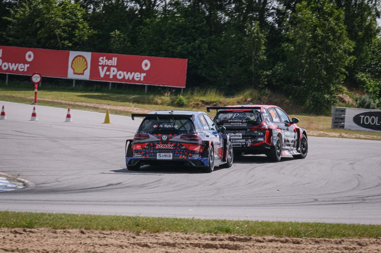 ヤン・マグヌッセンの僚友に起用されたニコライ・シルベスト（フォルクスワーゲン・ゴルフGTI TCR／LM Racing）もR2で勝利を飾っている