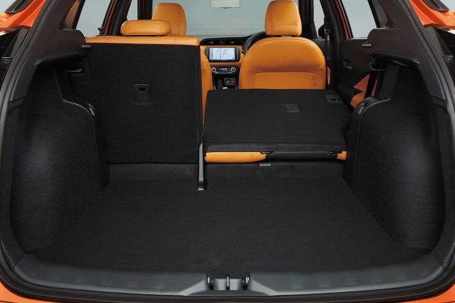 後席は左右分割式を採用。通常時でもスーツケース4つ分を積み込める。