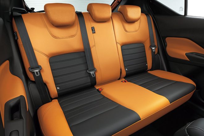 キックスの後席。クルムも「GOOD！」を出す広さを確保。頭上スペースは85mm、ニールームは600ｍｍ。